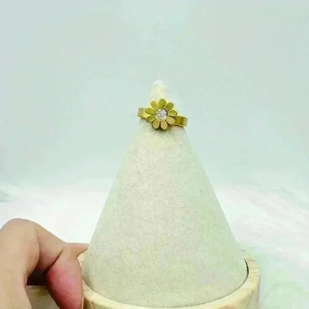 Golden Daisy Statement Ring Size 8 - Picture 7 of 7
